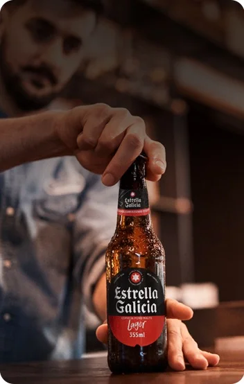 Destapando botella Estrella Galicia Lager